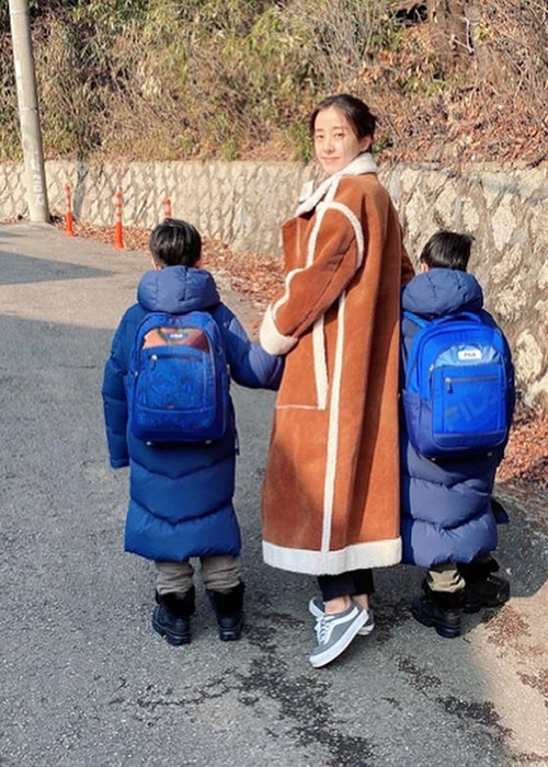 Sau khi ly hôn, cô vừa chăm sóc con vừa đóng phim. Hiện tại, cô góp mặt trong bộ phim "Hi bye, Mama" cùng Kim Tae Hee.