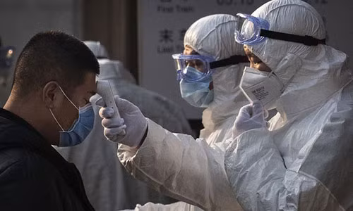 Nguoi mac Covid-19 sau bao lau se xuat hien trieu chung benh?