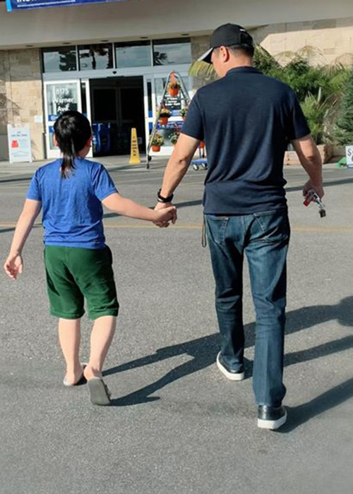 Nữ ca sĩ hải ngoại cảm thấy hạnh phúc khi thấy các con vui vẻ bên bạn trai của cô.