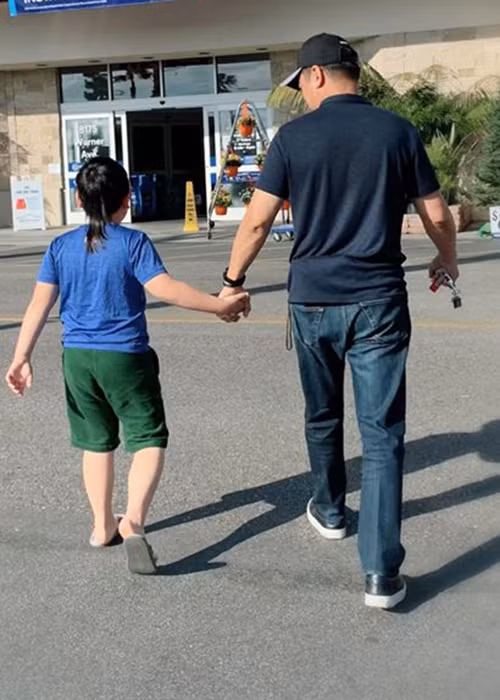 Nữ ca sĩ hải ngoại cảm thấy hạnh phúc khi thấy các con vui vẻ bên bạn trai của cô.