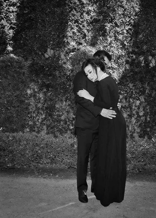 Cả hai bắt đầu nảy sinh tình cảm khi nữ ca sĩ gặp biến cố về gia đình.