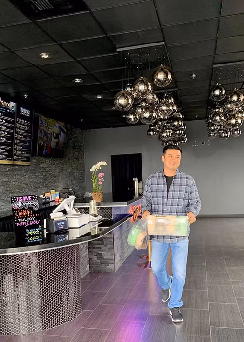 Mới đây, Tommy còn phụ Phương Trinh giao trà sữa cho khách hàng.