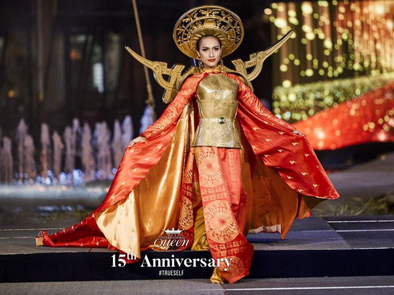 Hoài Sa cũng vừa hoàn thành phần thi trình diễn trang phục dân tộc. Phần thi của cô bị chê không hoàn hảo vì Hoài Sa catwalk không vững vàng.