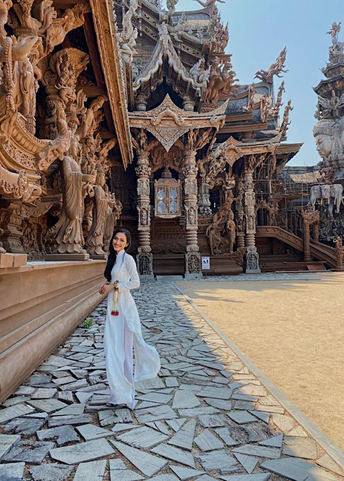 Khi mới đặt chân đến Thái Lan tham gia cuộc thi Hoa hậu Chuyển giới Quốc tế, Hoài Sa cũng gây ấn tượng khi mặc áo dài trắng.