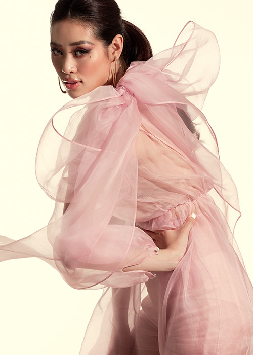 Khánh Vân mới đây xuất hiện trong trailer bộ phim "Phượng Khấu".