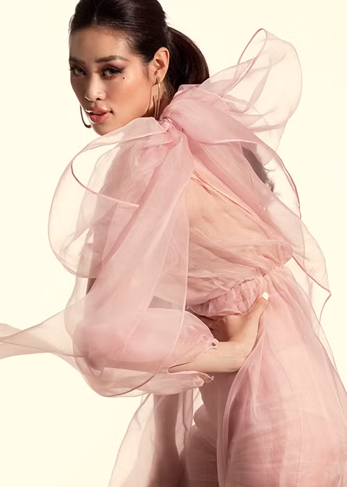 Khánh Vân mới đây xuất hiện trong trailer bộ phim "Phượng Khấu".