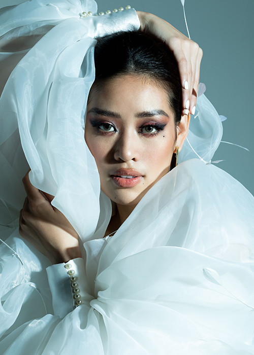 Khánh Vân thừa nhận, cô có vẻ ngoài rất nữ tính, nhẹ nhàng nhưng thật ra bên trong là một cô gái rất mạnh mẽ, cá tính, chủ động, dám thể hiện suy nghĩ, quan điểm của mình với các vấn đề xã hội, cuộc sống.