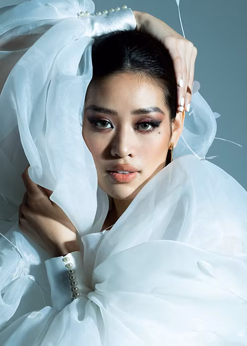 Khánh Vân thừa nhận, cô có vẻ ngoài rất nữ tính, nhẹ nhàng nhưng thật ra bên trong là một cô gái rất mạnh mẽ, cá tính, chủ động, dám thể hiện suy nghĩ, quan điểm của mình với các vấn đề xã hội, cuộc sống.