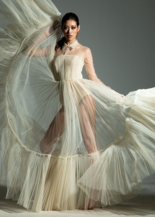 Khánh Vân diện trang phục của các nhà thiết kế, thương hiệu nổi tiếng.