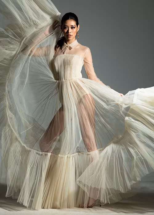 Khánh Vân diện trang phục của các nhà thiết kế, thương hiệu nổi tiếng.