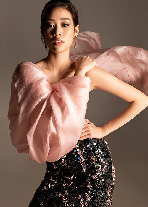 Bộ ảnh của Khánh Vân thực hiện bởi nhiếp ảnh gia Zach Trần, stylist Cindy Nguyễn.