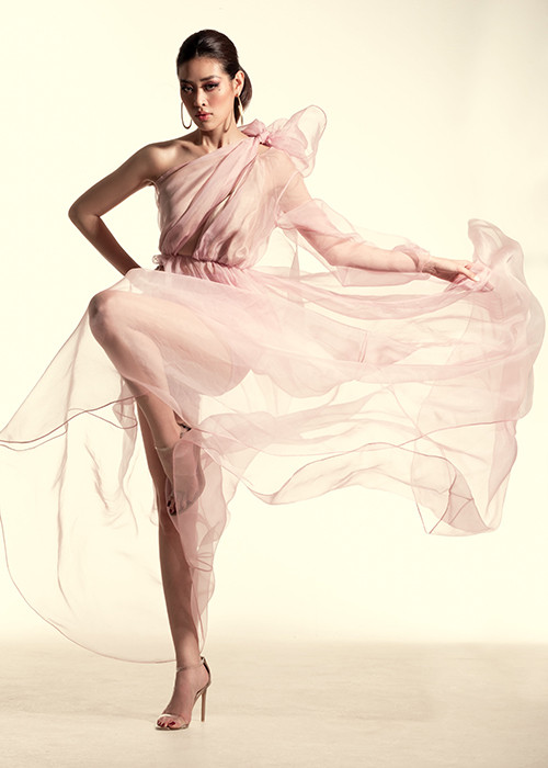 Tuy bận rộn chuẩn bị cho cuộc thi nhan sắc quốc tế nhưng Khánh Vân vẫn tích cực tham gia các hoạt động nghệ thuật.