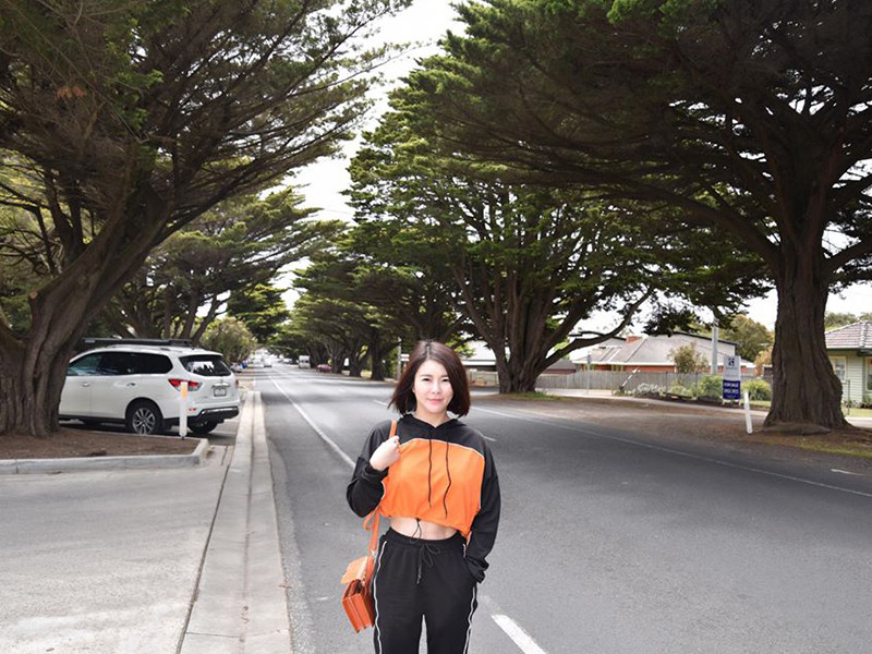 Hình ảnh Kim Oanh khoe vòng eo con kiến, săn chắc khiến nhiều người phải trầm trồ.