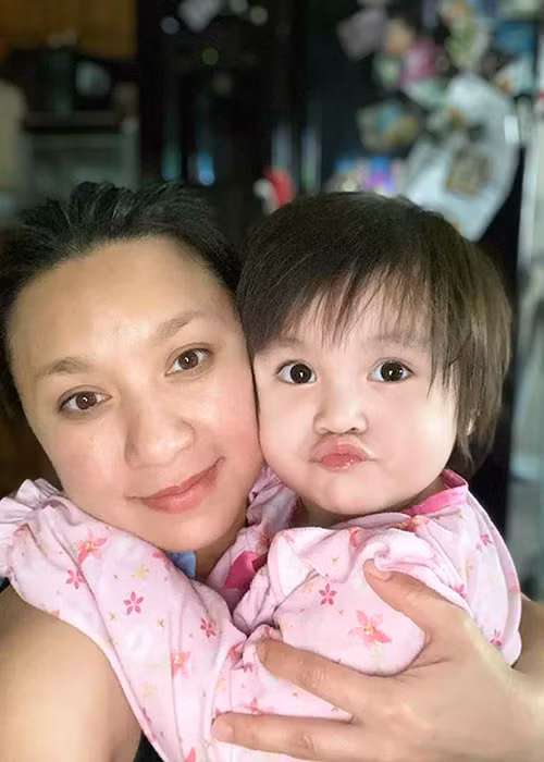 "Nữ hoàng ảnh lịch" một thời Y Phụng dự trữ lương thực, đồ dùng cá nhân đề phòng trường hợp gia đình phải cách ly dài ngày.