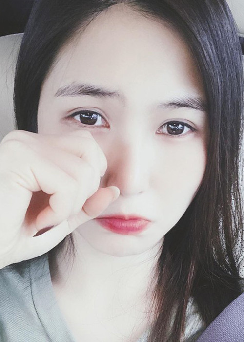 Hương Tràm sang Mỹ du học từ năm 2019. Giữa mùa dịch Covid-19, nữ ca sĩ “khóc ròng” vì không mua được gạo. Mời quý độc giả xem video "Hàng loạt quán hàng đóng cửa sau nghị định 100 và dịch Covid-19". Nguồn VTC14