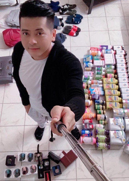 Hoàng Anh định cư cùng vợ con ở Mỹ. Khi dịch bệnh bùng phát, Hoàng Anh gặp khó khăn trong công việc kinh doanh online nhưng không bị ảnh hưởng quá nhiều.