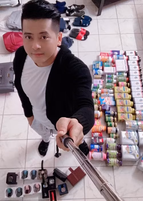 Hoàng Anh định cư cùng vợ con ở Mỹ. Khi dịch bệnh bùng phát, Hoàng Anh gặp khó khăn trong công việc kinh doanh online nhưng không bị ảnh hưởng quá nhiều.