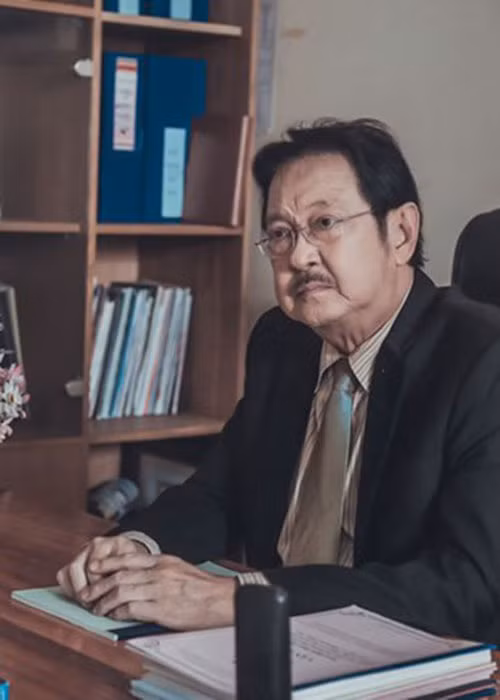 Vì thua lỗ trong làm ăn, Chánh Tín bị phát mãi căn biệt thự hơn 10 tỷ đồng. Ông phải sống cảnh chật vật khi về già. Có lúc, nghệ sĩ Chánh Tín từng phải cay đắng thốt lên: "Giờ đây, tôi không khác gì kẻ ăn mày".