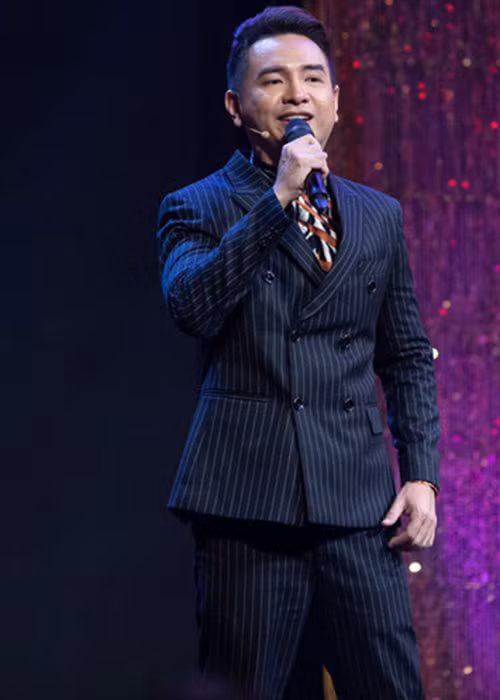 “Thị trường chứng khoáng sập, bao nhiêu cổ phiếu của tôi đều giảm giá không phanh, kinh doanh bất động sản cũng bị ảnh hưởng nặng nề. Tôi đã nghĩ tới chuyện tự tử vì gánh nặng nợ nần nhưng gia đình biết, ngăn cản và canh chừng tôi”, Việt Quang nói. Ảnh: Thế giới tiếp thị