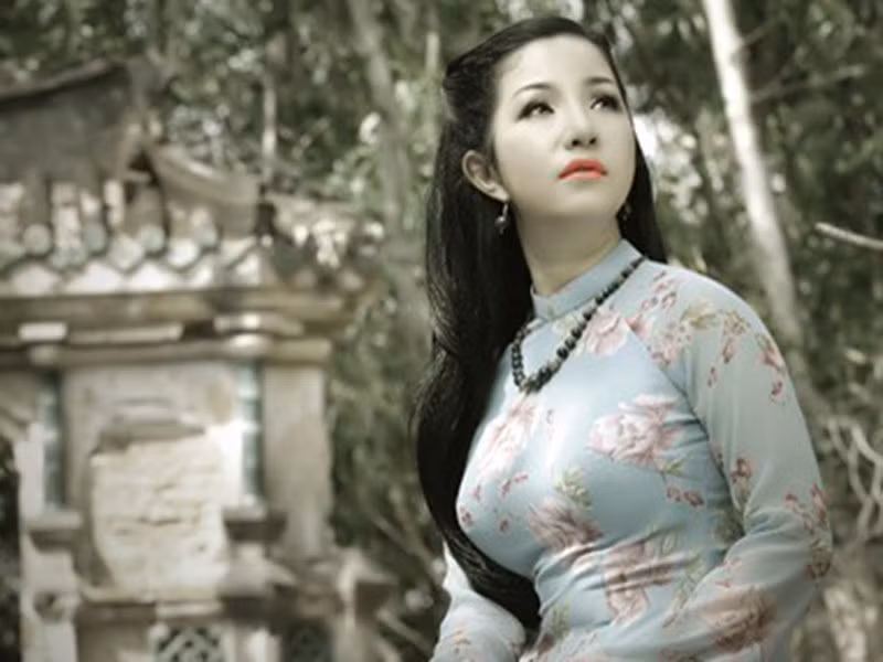 Năm 2014, danh hài Thúy Nga chia sẻ về quãng thời gian “bi đát”của mình ở xứ người. Thúy Nga cho biết để có tiền hùn vốn kinh doanh, cô mang hết tài sản mồ hôi nước mắt khi đi diễn, và căn nhà ở TP.HCM để cầm cố ngân hàng. Sự nghiệp kinh doanh bị đổ bể khiến cô từng muốn tự tử. Mời quý độc giả xem video "Bí quyết làm đẹp của sao Việt". Nguồn VTC