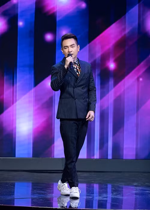 Đang đi hát, nam ca sĩ Việt Quang bắt tay vào kinh doanh. Trong thời điểm "cơn sốt" bất động sản bùng nổ, Việt Quang chuyển sang kinh doanh nhà đất và bước đầu khá thành công. Thế nhưng, nam ca sĩ nhanh chóng gặp biến cố đến mức muốn tự tử. Ảnh: Thế giới tiếp thị