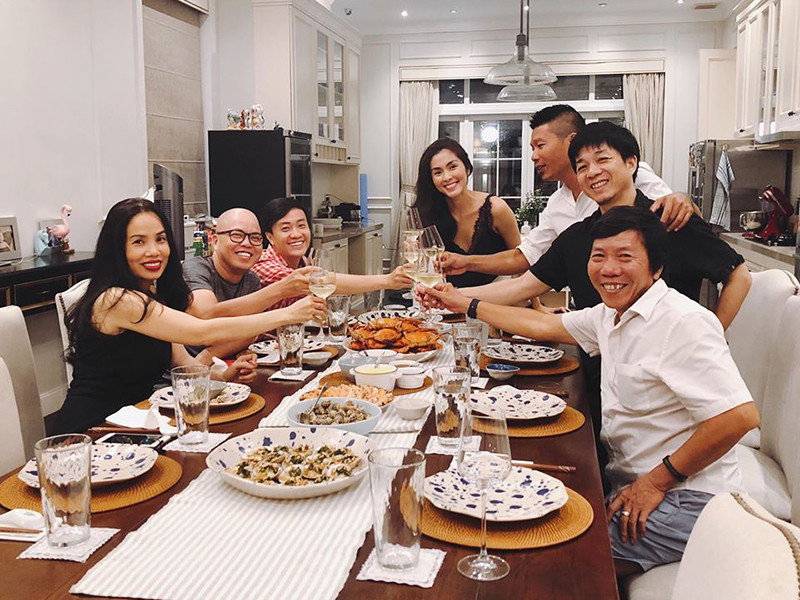 Hà Tăng rất kiệm lời về cuộc sống hôn nhân lẫn mối quan hệ với các thành viên trong gia đình chồng. Ngoài ra, cô luôn cố gắng tránh những lùm xùm, thị phi.