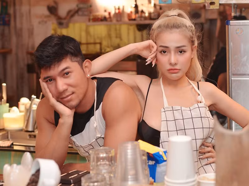 Tháng 4/2019, Ngân 98 và Lương Bằng Quang bất ngờ xác nhận chia tay sau thời gian yêu và sống thử. Theo Ngân 98, cô chia tay Lương Bằng Quang vì phát hiện bạn trai cũ ngoại tình ngay ở nhà. Ngoài ra, hot girl đến từ Bình Định còn tố Lương Bằng Quang bòn tiền, đối xử với cô như osin. Tuy nhiên, sau ồn ào, Ngân 98 và Lương Bằng Quang bất ngờ tái hợp, tình cảm mặn nồng như chưa hề đấu tố nhau.