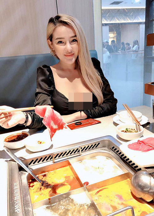 Phong cách thời trang của Ngân 98 cũng gây ồn ào. Cô thường xuyên mặc trang phục thiếu vải. Kiểu ăn mặc khoe da thịt khiến hot girl gốc Bình Định vấp phải những ý kiến trái chiều từ phía dư luận.