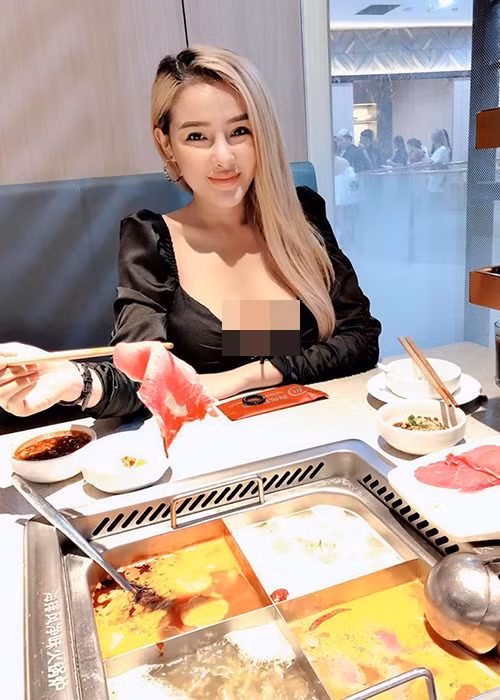 Phong cách thời trang của Ngân 98 cũng gây ồn ào. Cô thường xuyên mặc trang phục thiếu vải. Kiểu ăn mặc khoe da thịt khiến hot girl gốc Bình Định vấp phải những ý kiến trái chiều từ phía dư luận.