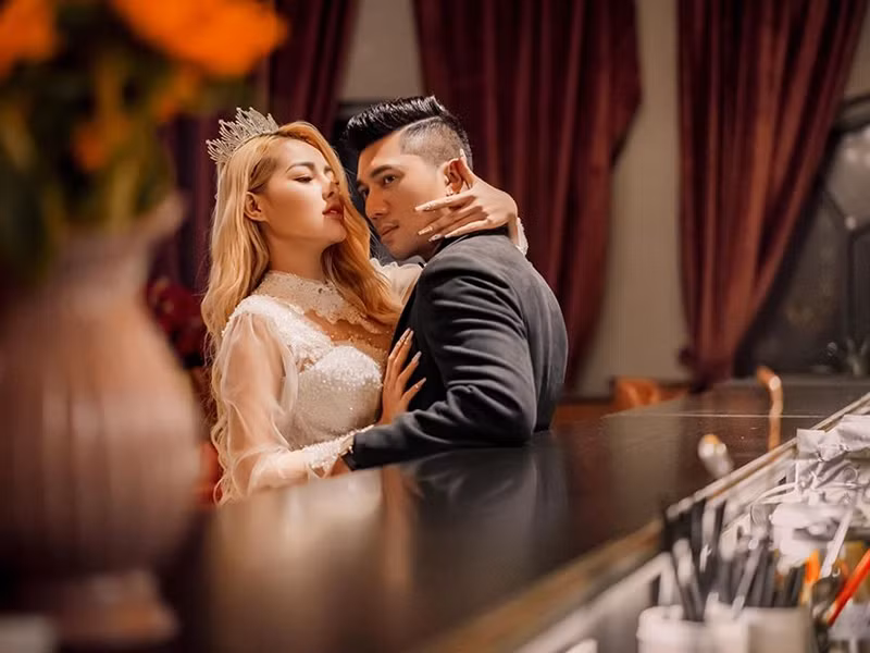 Ngân 98 còn bị chỉ trích vì chuyện tình thị phi với Lương Bằng Quang. Cặp đôi chú cháu này chênh nhau đến 16 tuổi. Khi Ngân 98 livestream, Lương Bằng Quang từng không ngại thay đồ giúp bạn gái hay sờ ngực người yêu.