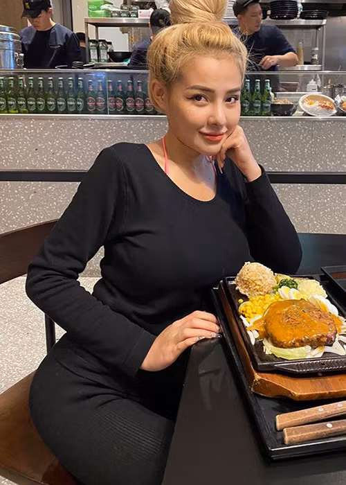 Clip nóng của Ngân 98 bị lan truyền chóng mặt kèm những bình luận chỉ trích hot girl này. Về phần mình, Ngân 98 cho biết, cô ghi lại hình ảnh của mình chỉ vì thích. Theo lời hot girl, không may, cô bị mất điện thoại, sau đó bị tống tiền 300 triệu nhưng người đẹp nhất quyết không đưa tiền.