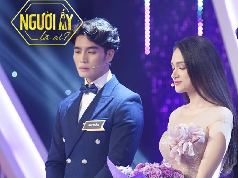 Huy Trần bị nghi là bạn trai của Hương Giang Idol vì anh đăng tải hình ảnh diện chiếc áo thun y chang người yêu giấu mặt của nữ ca sĩ chuyển giới.