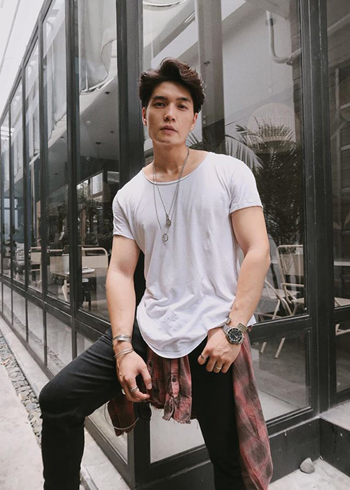 Huy Trần sở hữu gương mặt nam tính, điển trai cùng vóc dáng vạm vỡ.