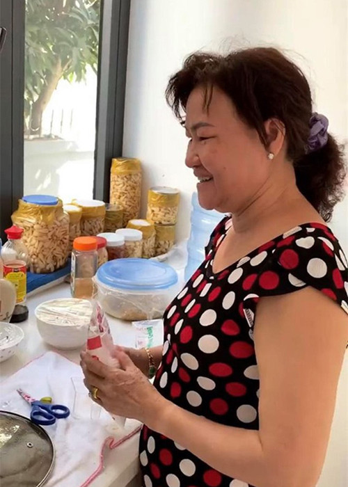 Ngọc Trinh đón bố và mẹ kế từ Trà Vinh lên Sài Gòn để sống, đúng như ước muốn bấy lâu nay.