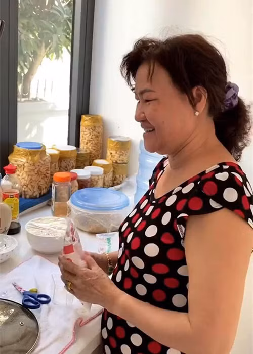 Ngọc Trinh đón bố và mẹ kế từ Trà Vinh lên Sài Gòn để sống, đúng như ước muốn bấy lâu nay.