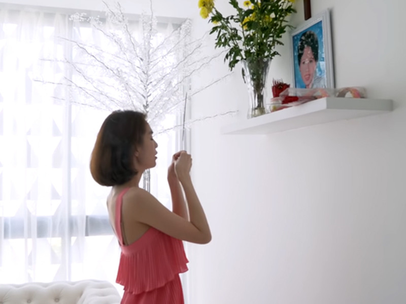 Trong biệt thự, Ngọc Trinh đặt bài thờ mẹ ruột ở một căn phòng. Chân dài cho biết mỗi sáng cô đều thắp hương cho mẹ.