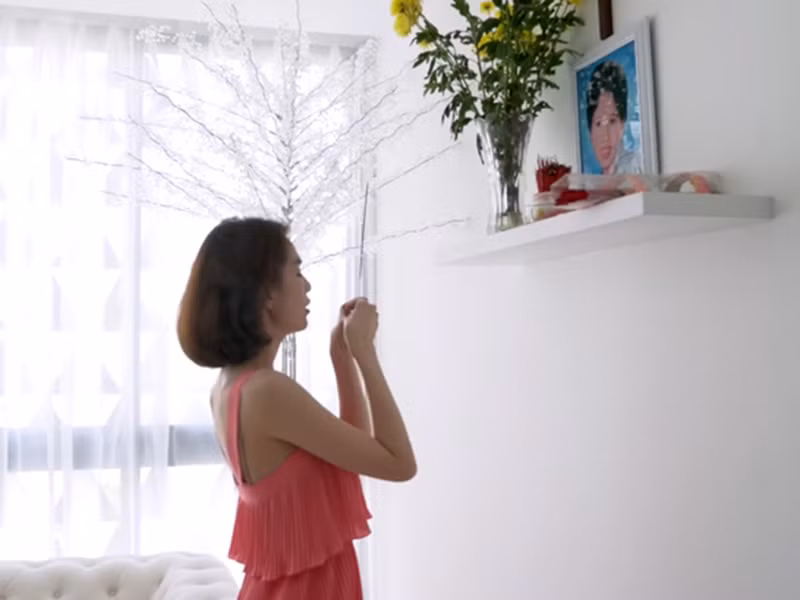 Trong biệt thự, Ngọc Trinh đặt bài thờ mẹ ruột ở một căn phòng. Chân dài cho biết mỗi sáng cô đều thắp hương cho mẹ.