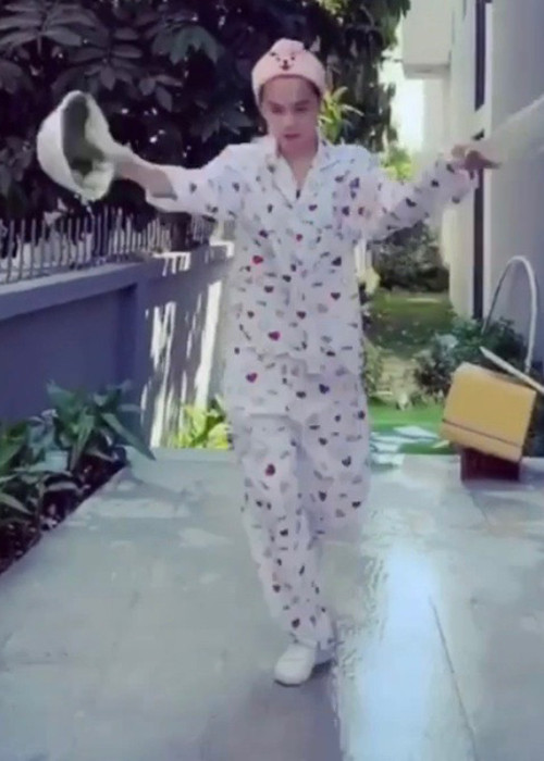 Chân dài gốc Trà Vinh chia sẻ cuộc sống đời thường bên trong biệt thự khiến nhiều người bất ngờ.