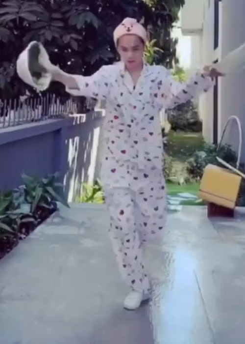 Chân dài gốc Trà Vinh chia sẻ cuộc sống đời thường bên trong biệt thự khiến nhiều người bất ngờ.