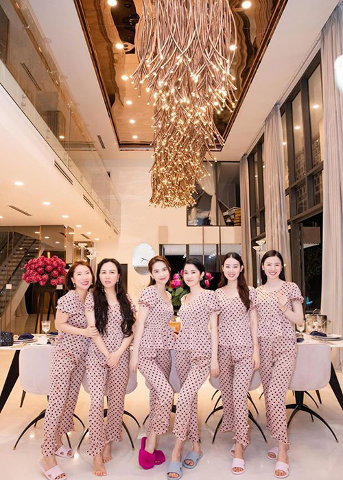 Nữ người mẫu tổ chức tiệc pyjama cùng Phượng Chanel và những người bạn thân thiết.