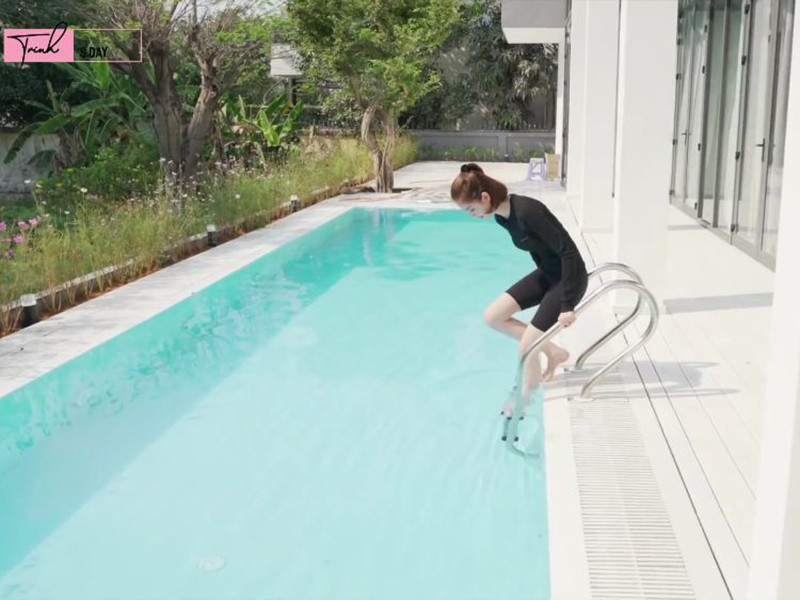 Cuộc sống của nữ người mẫu trong biệt thự vô cùng thoải mái.