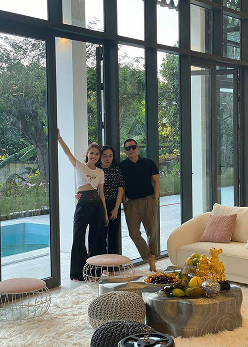 Ngọc Trinh thường xuyên mời bạn bè đến chơi nhà.