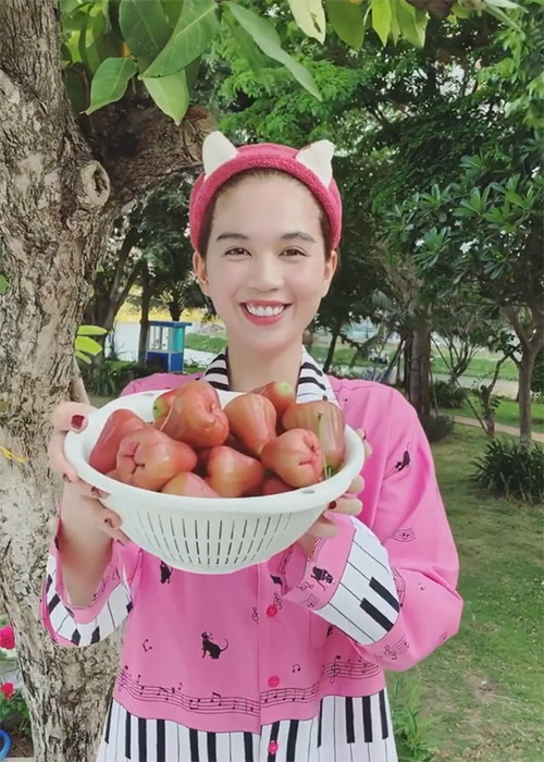 Ngọc Trinh thoải mái xuất hiện trong những bộ đồ ngủ có họa tiết dễ thương.