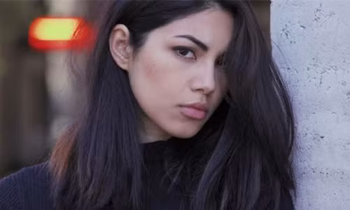 Bong dung cau ban than go cua phong de nghi ket hon...