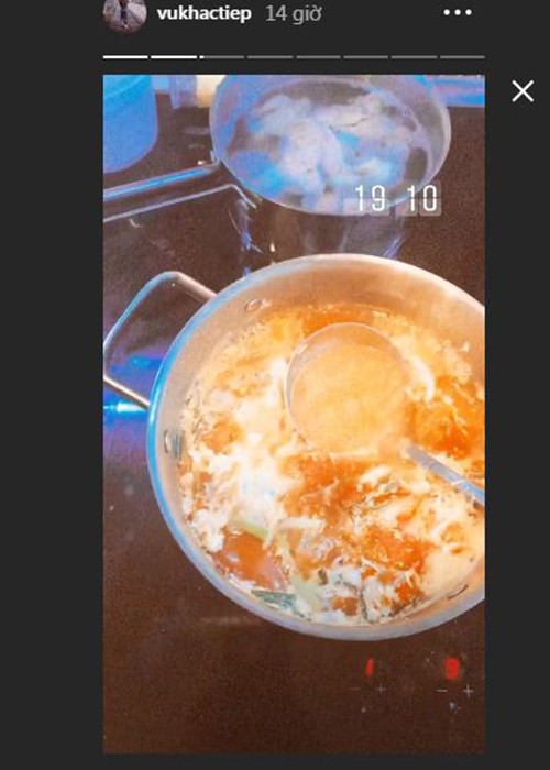 Ông bầu gốc Nam Định tỏ ra vui vẻ khi không còn phải ở nơi cách ly tập trung mà anh than thở rằng ngột ngạt, nóng đến không ngủ được.