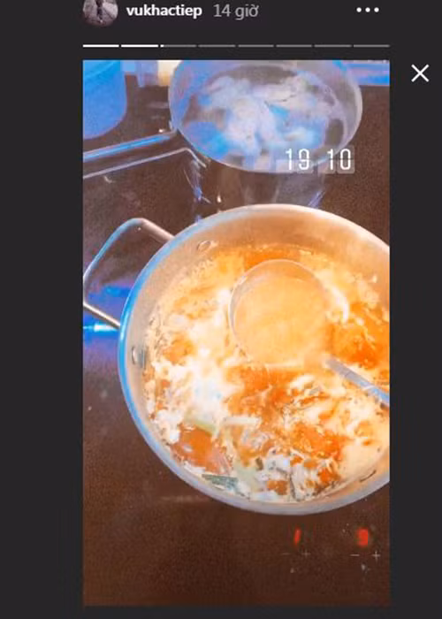 Ông bầu gốc Nam Định tỏ ra vui vẻ khi không còn phải ở nơi cách ly tập trung mà anh than thở rằng ngột ngạt, nóng đến không ngủ được.