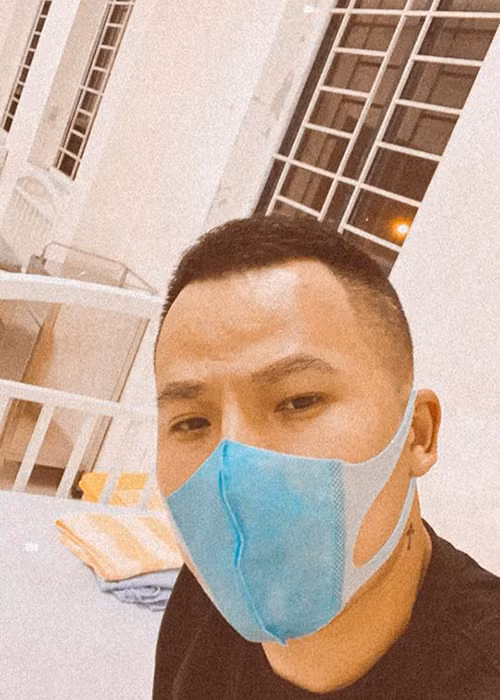 Theo Zing, Vũ Khắc Tiệp từ Italy về Việt Nam ngày 25/2, được quận 2 yêu cầu cách ly cấp độ 1 (hạn chế tiếp xúc và không đi quá xa khỏi nơi cư trú). Đến ngày 29/2, khi Italy công bố dịch nên TP.HCM đã nâng mức cách ly lên cấp độ 3 (cách ly tập trung) nhưng do không có quy định truy cứu những trường hợp trước ngày 29/2 nên quận vẫn để Khắc Tiệp cách ly tại nhà.