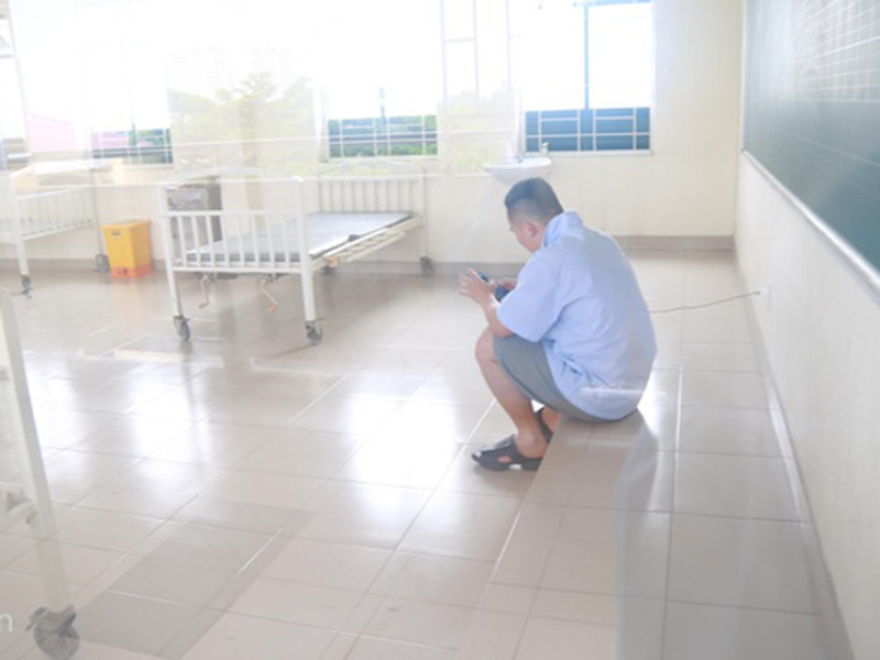 Trong đoạn clip do Zing đăng tải, Khắc Tiệp than thở nơi cách ly ngột ngạt. Ngoài ra, ông bầu còn vướng nghi vấn vẫn ra ngoài gặp gỡ bạn bè trong những ngày đầu về nước. Ảnh: Zing