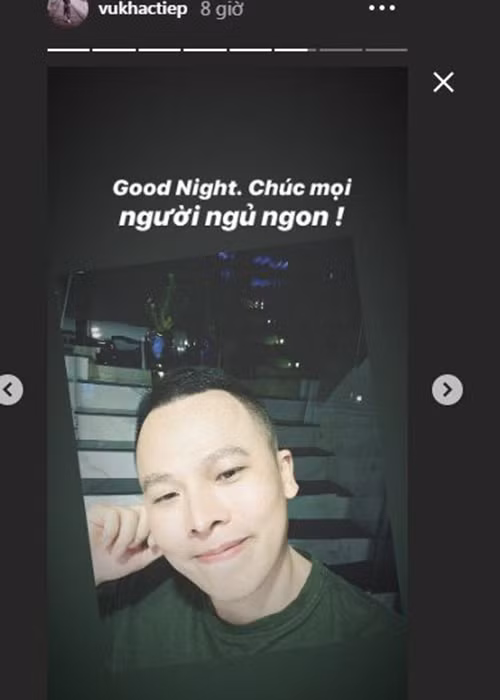 Hình ảnh Khắc Tiệp vui vẻ tối ngày 11/3.