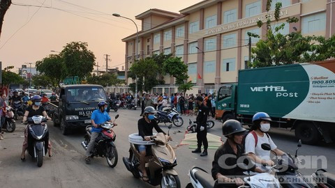 Xe may va cham xe tai, hai anh em ruot thuong vong-Hinh-2